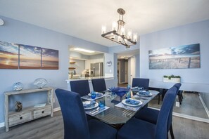 Dining - BEAUTIFUL WATERFRONT CONDO!  2BR, 2bath on Boca Ciega Bay (St. Petersburg)