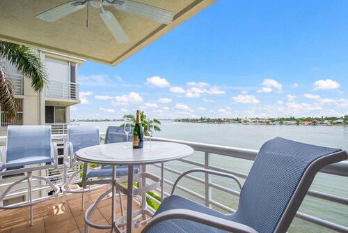 UUSI HOMEAWAY!  2BR, 2bath-huoneistoyksikkö rauhallisella Boca Ciega -lahdella