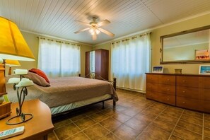 3 chambres, coffres-forts dans les chambres, fer et planche à repasser