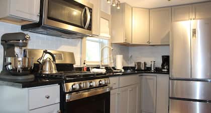 Super emplacement proche de tout. Patio privé; Propre et confortable, Parking