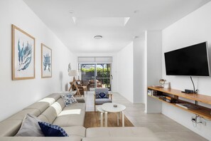 Smart TV, Netflix, books, streaming services - Crisp Stylish Family Villa, near Beach Pets also welcome! Free Wifi+Netflix (Fingal Bay)