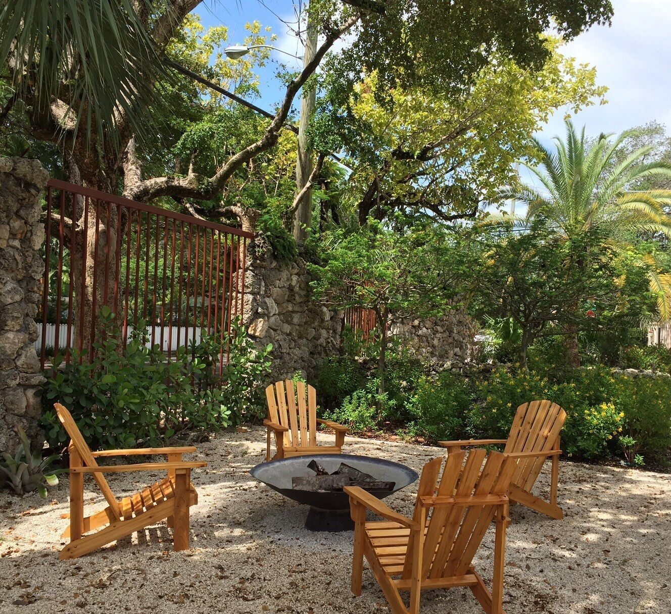 Beautifully Appointed Cottage Nestled In Upscale  Grove Neighborhood