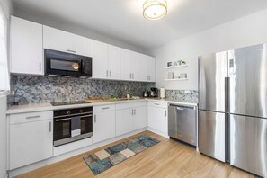 Frigorifero, microonde, forno, piano cottura