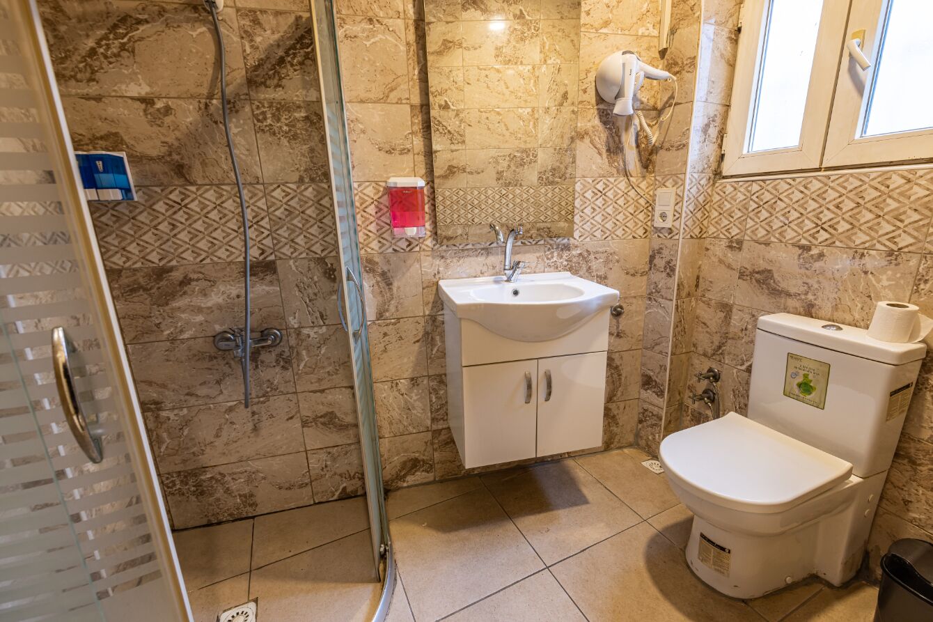 Suite familiale | Salle de bain | Douche, articles de toilette (gratuits), séchoir à cheveux