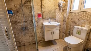 Suite familiale | Salle de bain | Douche, articles de toilette (gratuits), séchoir à cheveux