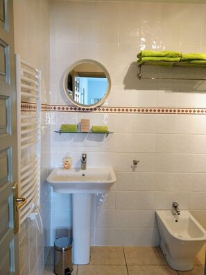 Shower, hair dryer, bidet, towels - Modern flat with sea views, pool, tennis and wifi (Nerja)