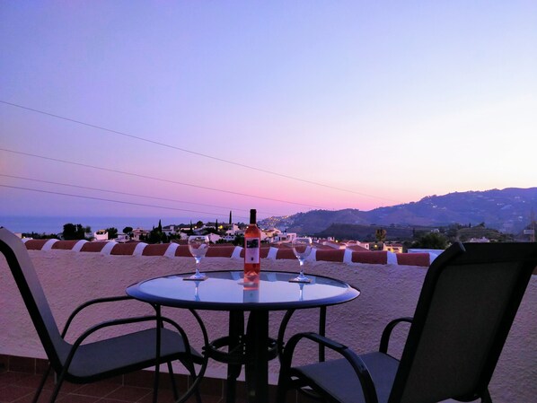 Outdoor dining - Modern flat with sea views, pool, tennis and wifi (Nerja)