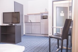 Studio (3 people) | Private kitchen | Fridge, microwave, cookware/dishes/utensils - CheckVienna - Brandmayer Apartments V (Vienna)