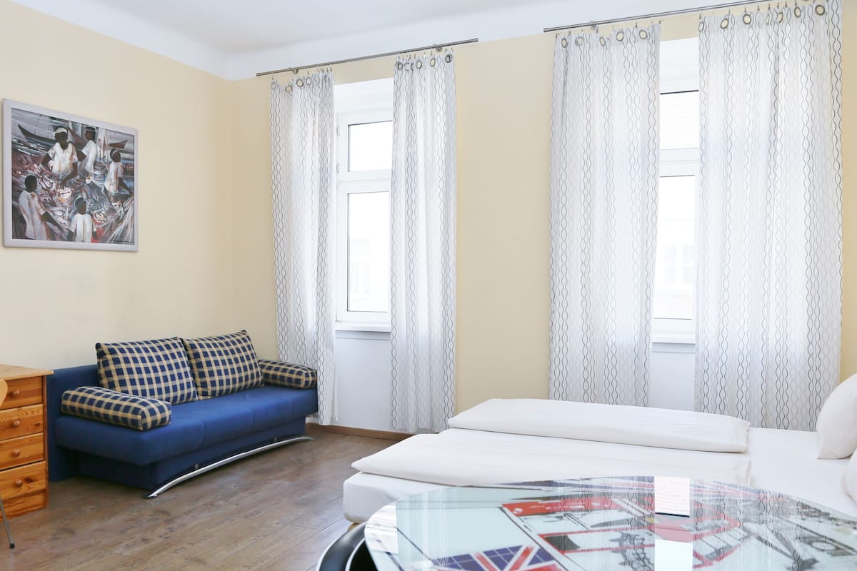 Budget Studio-Apartment | 1 quarto, cortinas blackout, ferros/tábuas de passar roupa