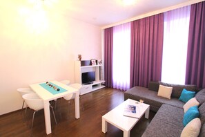 Familienapartment (5 people) | Wohnbereich | Flachbildfernseher