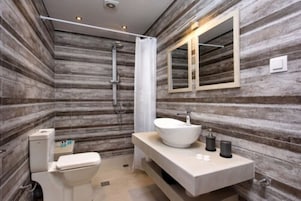 Apartamento, 2 habitaciones | Baño | Ducha, secador de pelo y toallas