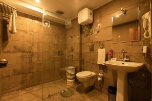 Kamar Premium | Kamar mandi | Shower, pancuran hujan, perlengkapan mandi gratis, dan pengering rambut