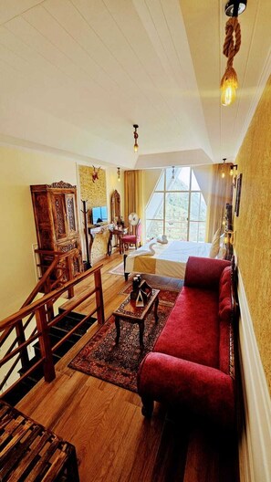 Premium Room to Lanai Premium Family Suite [Duplex With Balcony, Valley Facing] | 高档床上用品、羽绒被、记忆海绵床垫、客房内保险箱