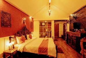 Kamar Premium | Seprai premium, selimut bulu angsa, busa memori, dan brankas