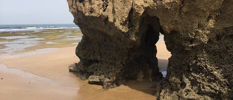 Vlak bij het strand, ligstoelen aan het strand, strandlakens