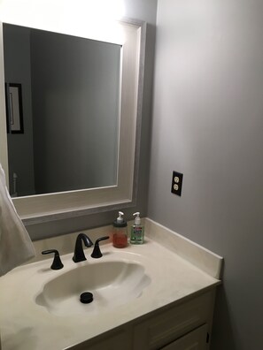 Ensemble douche/baignoire, baignoire Ă jets, sĂšche-cheveux