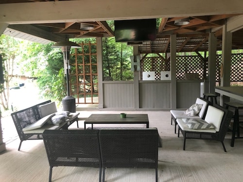 4 BEDROOM HOUSE WITH FURNISHED OUTDOOR PAVILION