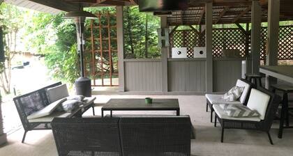 4 makuuhuoneen taloa, jossa on kalustettu ulkouimapäästö