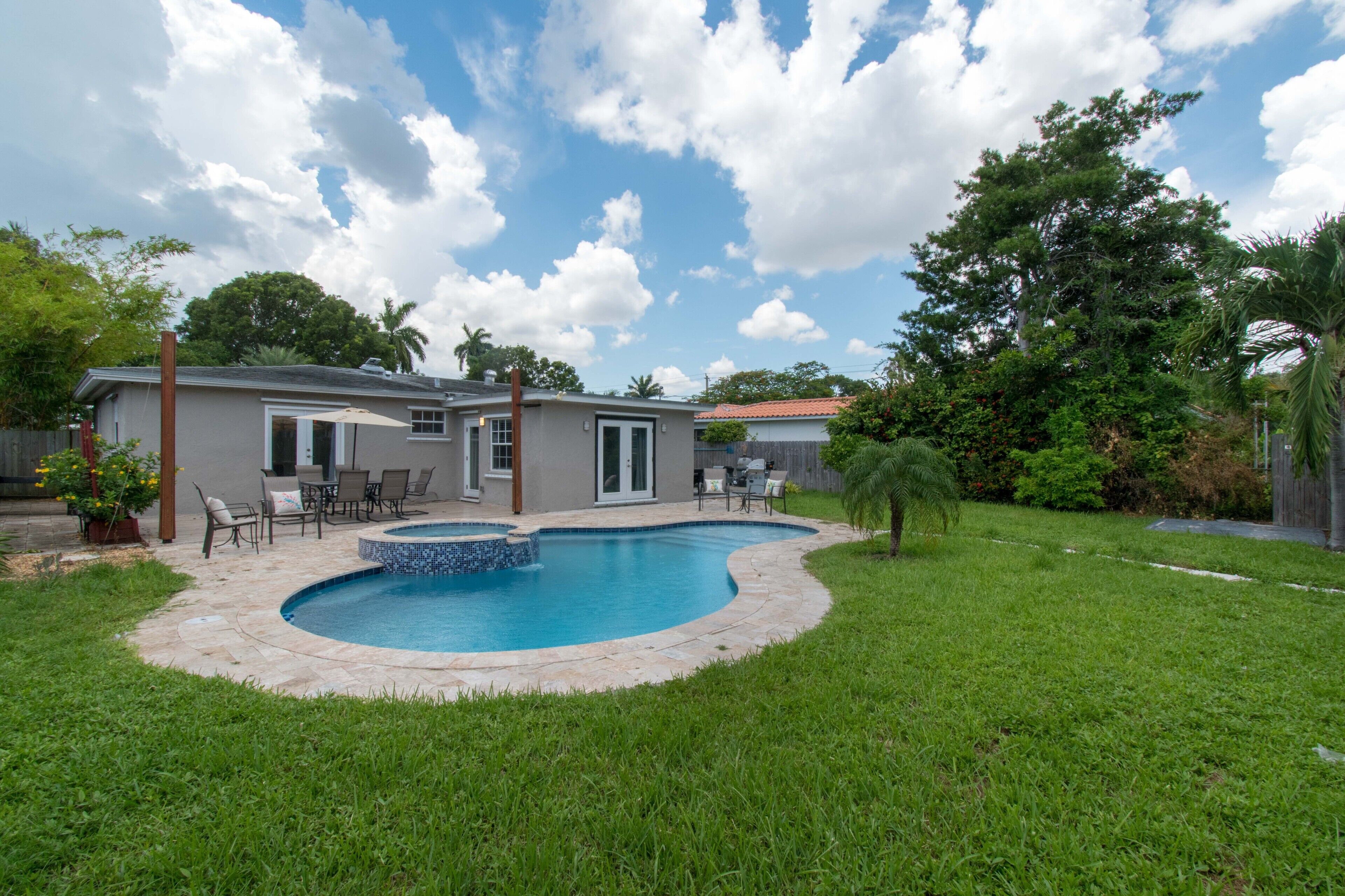 Amazing Pool, cozy home in the heart of Hollywood