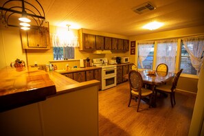 Fridge, microwave, oven, stovetop - Cabin Style Home Among Ponderosa Pines (Heber-Overgaard)
