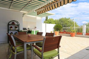 Outdoor dining - Capo Apartment Sleeps 5 (Split)
