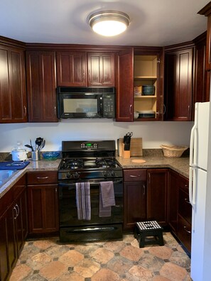 Jääkaappi, mikroaaltouuni, uuni, liesi