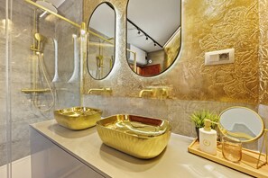 Ensemble douche/baignoire, sèche-cheveux, bidet, serviettes fournies