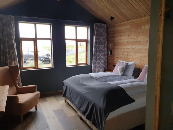 Cubrecamas, cortinas blackout, wifi gratis y ropa de cama