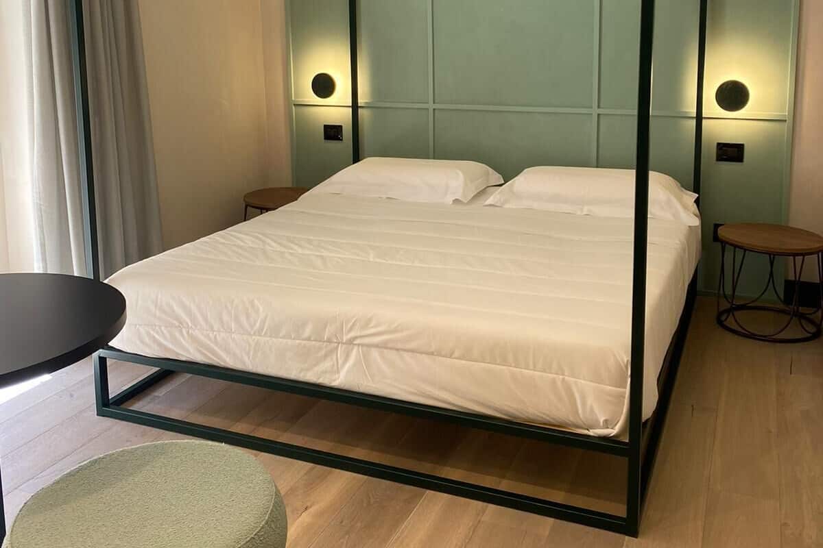 Deluxe tweepersoonskamer | Luxe beddengoed, een minibar, een kluis op de kamer