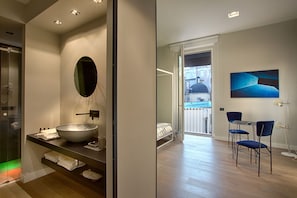 Exclusive Double Room | Premium bedding, minibar, in-room safe, individually decorated - Casa pacifico Napoli (Naples)