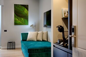 Kamar Double Eksklusif | Seprai premium, minibar, brankas, dan didekorasi berbeda-beda