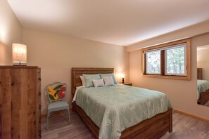 3 bedrooms, desk, iron/ironing board, free WiFi