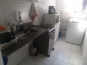 Jääkaappi, mikroaaltouuni, uuni, tehosekoitin