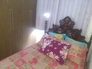 2 habitaciones, escritorio, tabla de planchar con plancha y wifi 