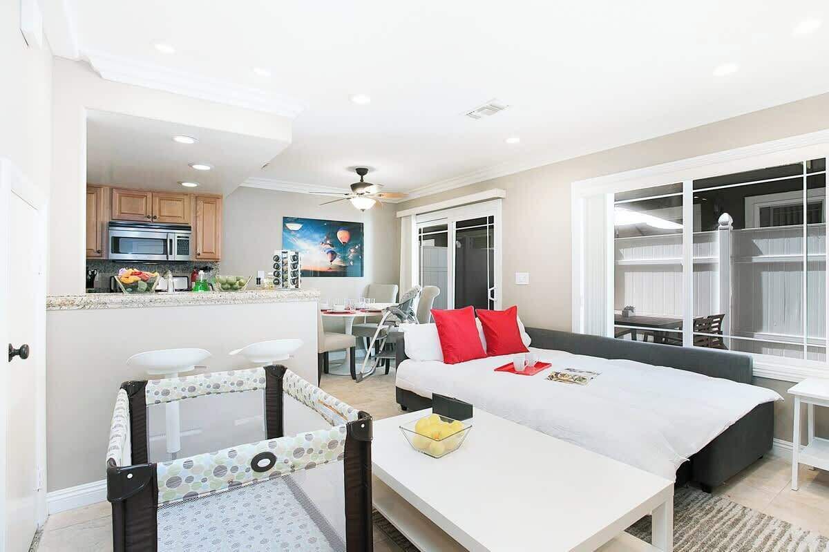 2 室のベッドルーム、高級寝具、デスク、アイロン / アイロン台