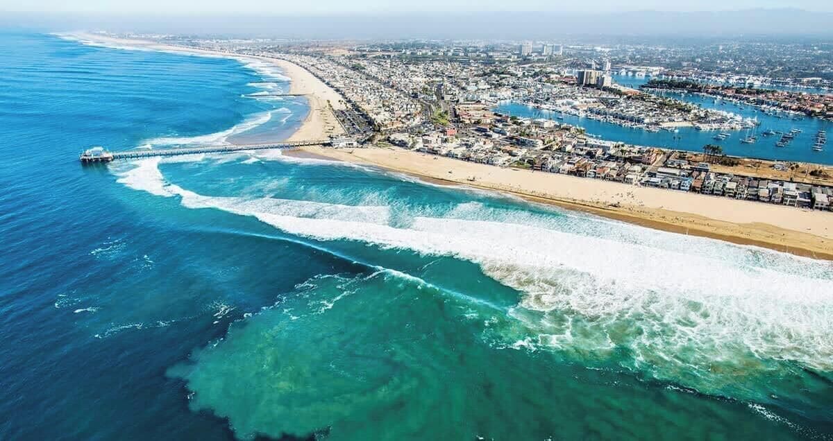 Nær stranden og parasoller