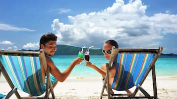 Nær stranden og parasoller