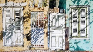 A row of three buildings with shuttered windows and a brick-paved ground. - LUXURY HILLTOP VILLA "Het Catshuis" - Private Pool & Panoramic Views (Willemstad)
