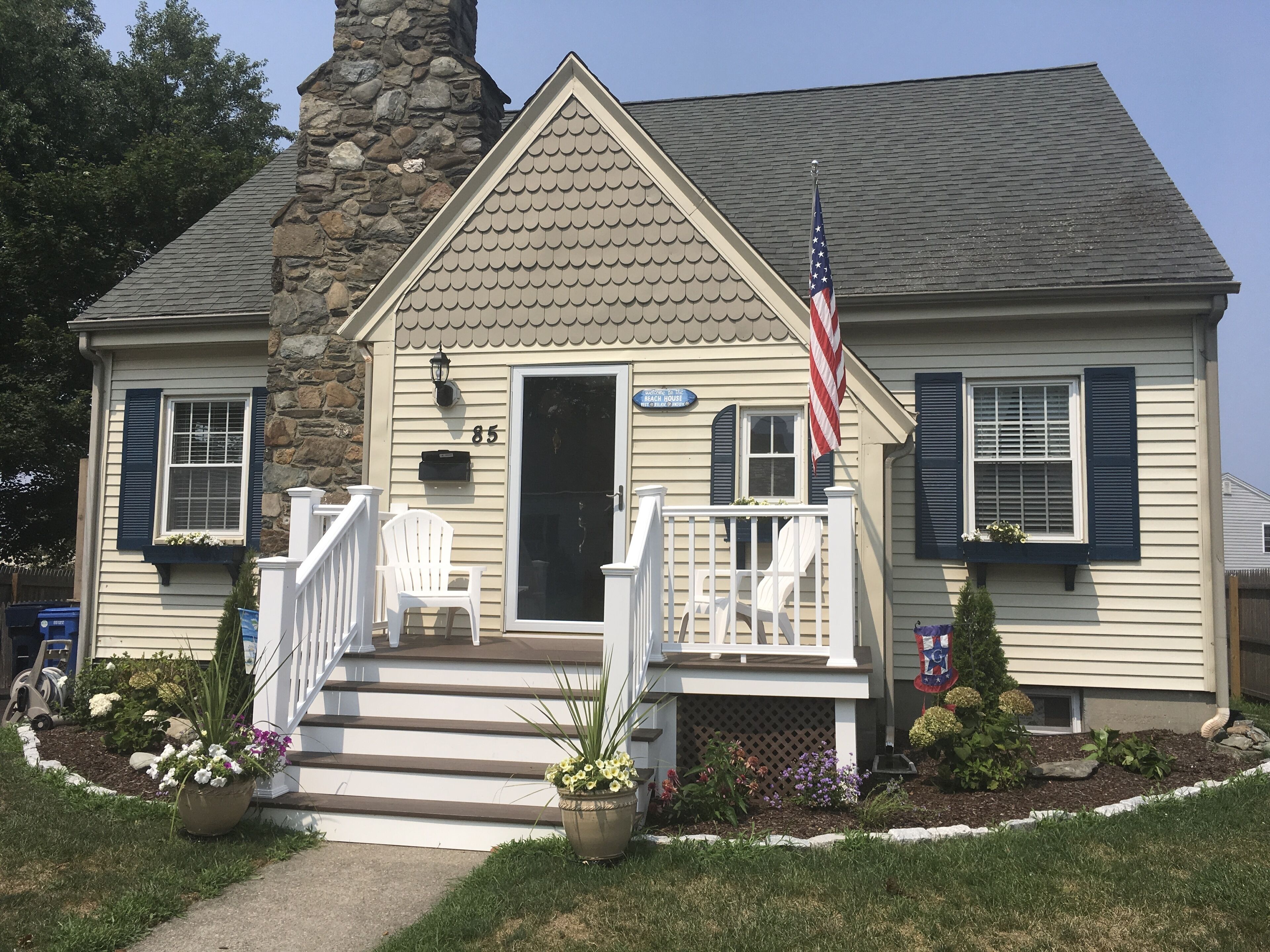 2 bedroom apartment on the first floor near Navy Base and downtown Newport.