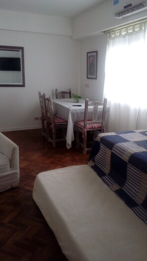 1 habitación, tabla de planchar con plancha, wifi y ropa de cama 