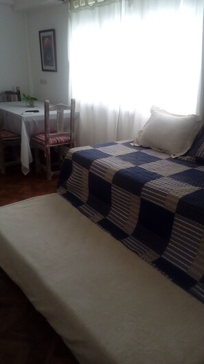 1 habitación, tabla de planchar con plancha, wifi y ropa de cama 