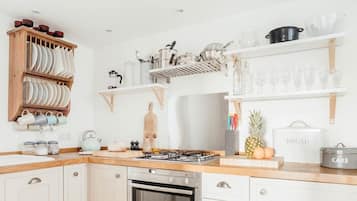 17 Farmers Meadow | Private kitchen | Oven, stovetop, electric kettle, cookware/dishes/utensils