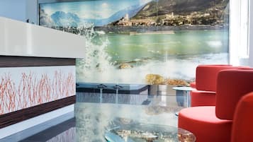 Een binnenzwembad, een seizoensgebonden buitenzwembad en ligstoelen
