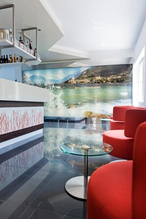 Inomhuspool, en säsongsöppen utomhuspool och solstolar