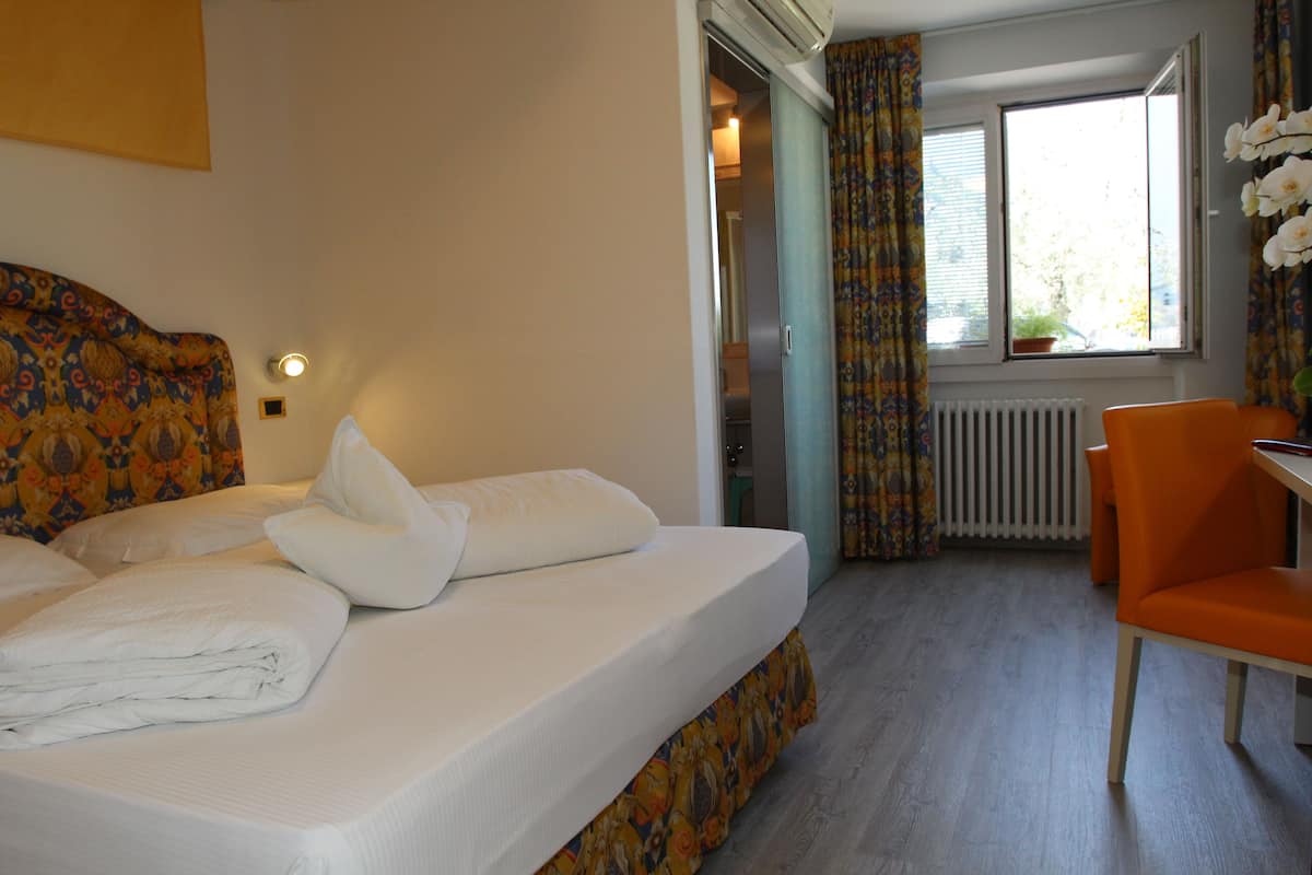 Eenvoudige kamer, op benedenverdieping | Hypoallergeen beddengoed, bedden met traagschuimmatras