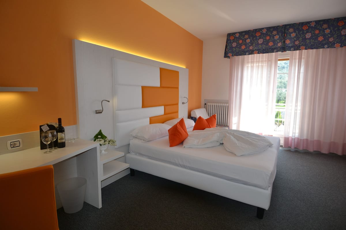 Standaard kamer, balkon, uitzicht op bergen | Hypoallergeen beddengoed, bedden met traagschuimmatras