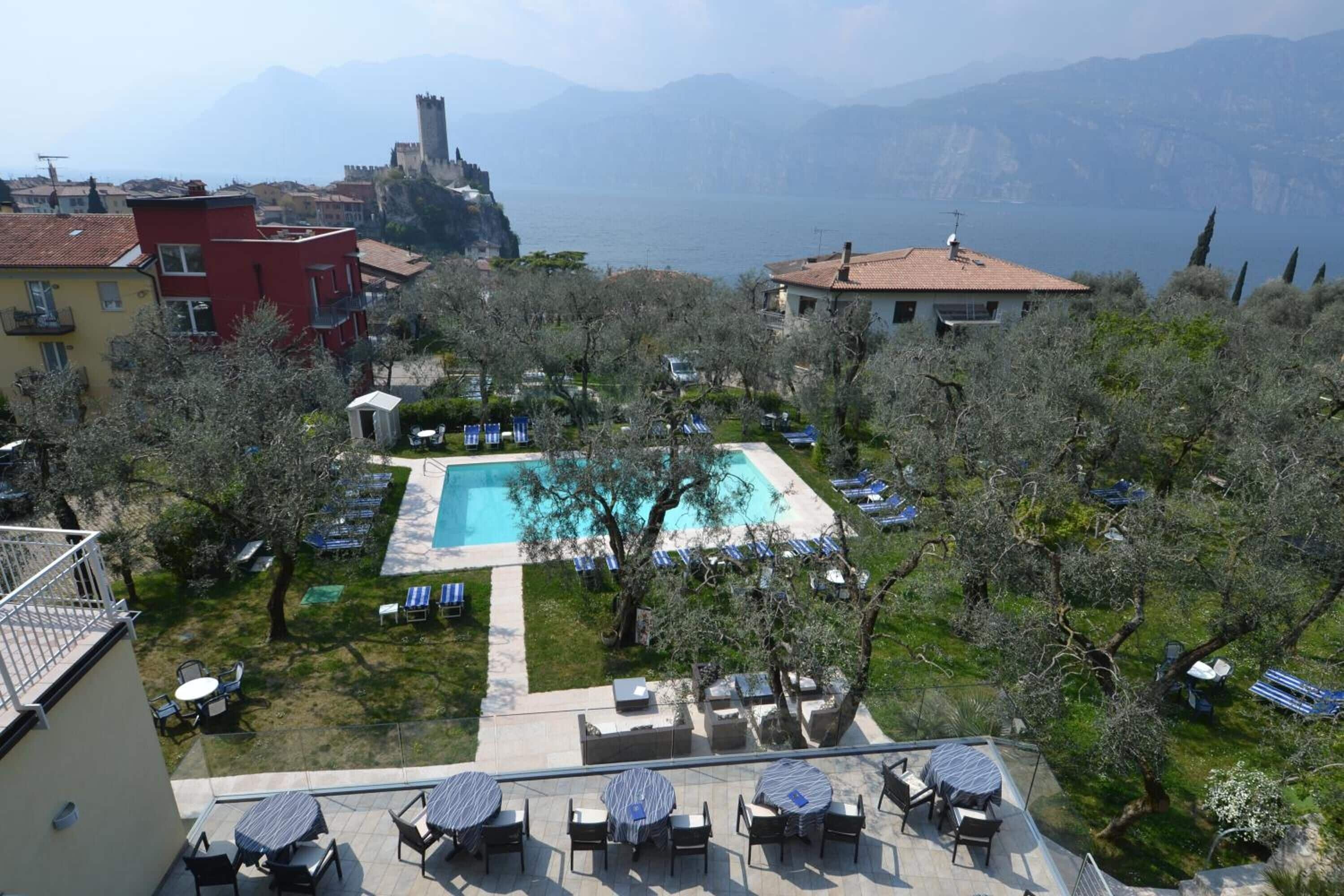 Piscina interna, piscina externa sazonal, espreguiçadeiras