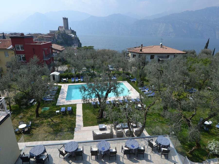 Indoor pool, seasonal outdoor pool, pool loungers