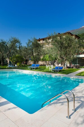 Piscina interna, piscina externa sazonal, espreguiçadeiras