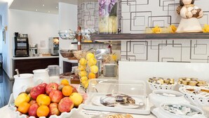 A breakfast buffet with various food items, including fruits, pastries, and condiments. - Hotel Augusta (Malcesine)